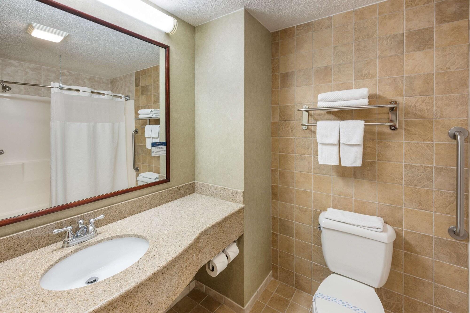 Quality Inn & Suites Fishkill South Near I-84 Exterior foto